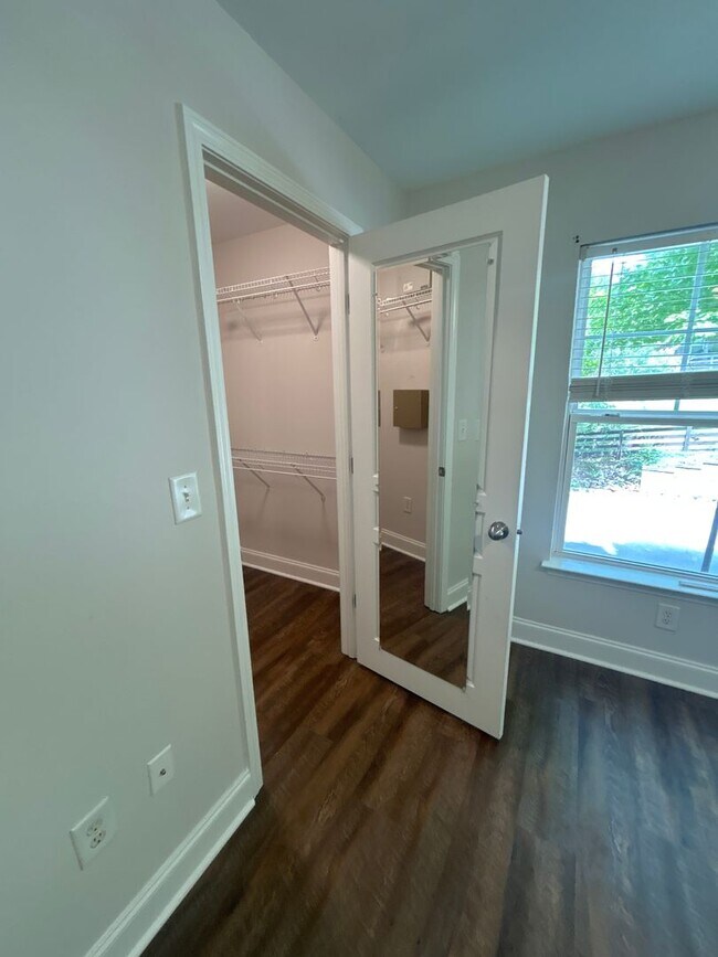 Building Photo - Three Bedroom Townhouse Available!