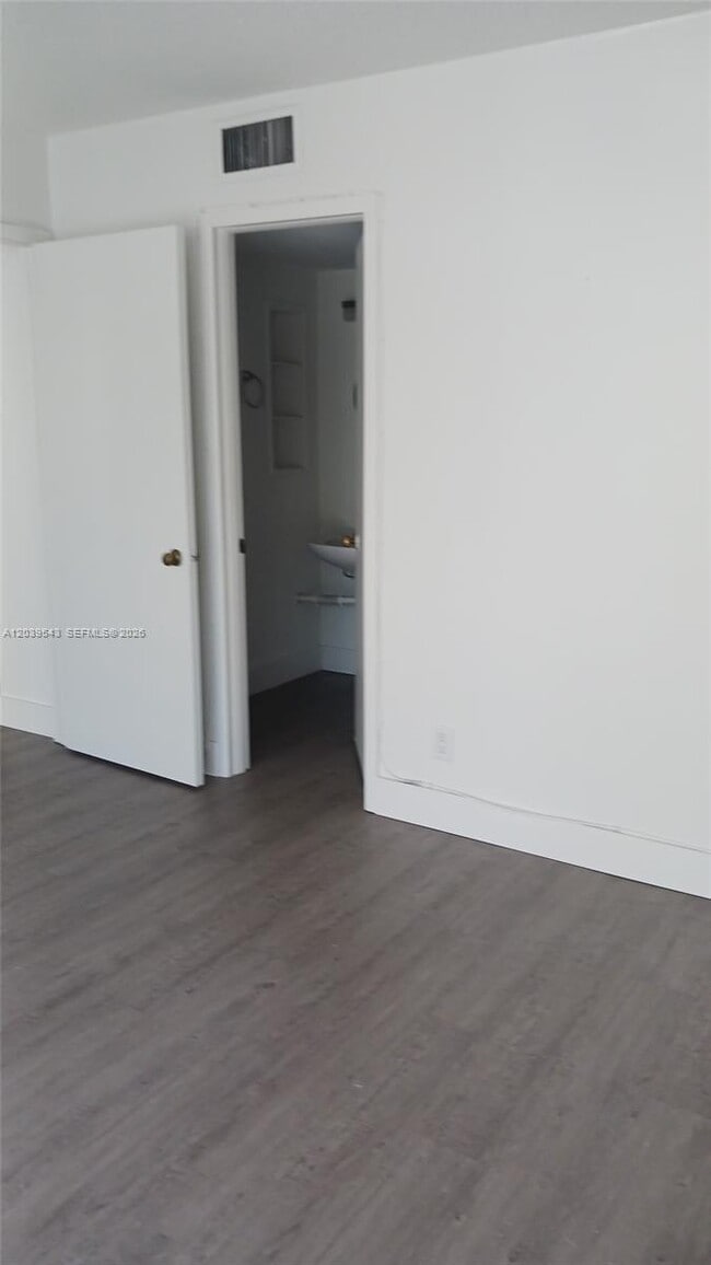 Building Photo - 1440 Brickell Bay Dr