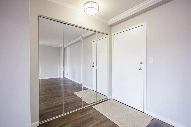 Building Photo - 1000 East Ave