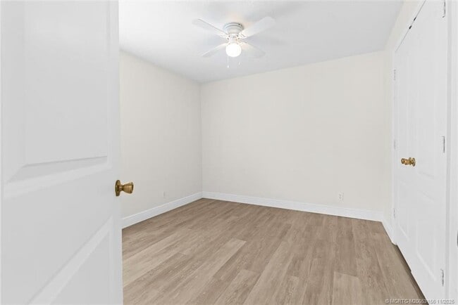 Building Photo - 920 NW Waterlily Pl