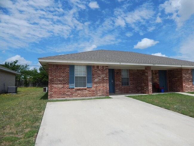 Building Photo - Act fast! Don't let this opportunity slip by. Contact us today to schedule your showing!