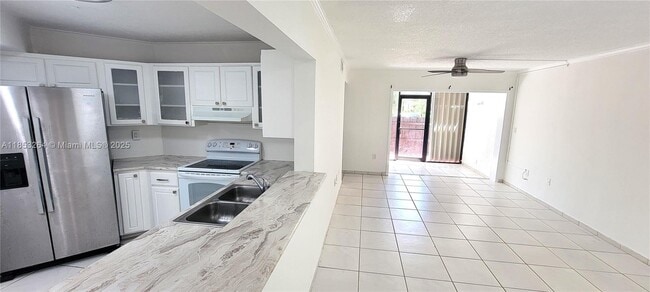 Building Photo - 9403 Fontainebleau Blvd