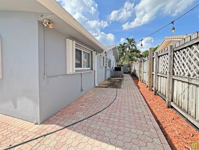 Building Photo - 3318 NW 68th Ct