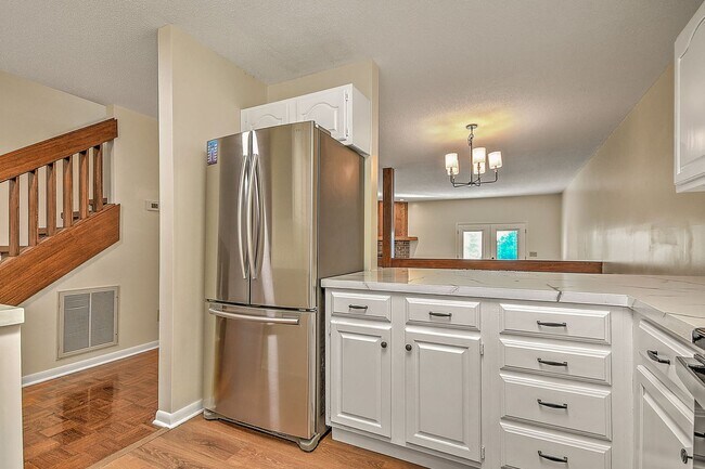 Building Photo - 501 Manor Dr