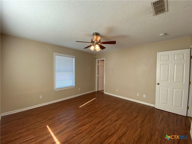 Building Photo - 1490 W Klein Rd