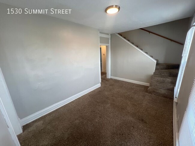 Building Photo - 1530 Summit St