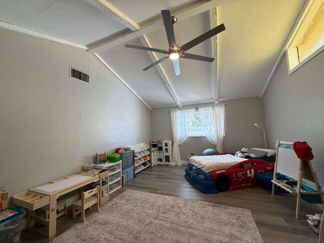 Building Photo - 2021 Valley Dr