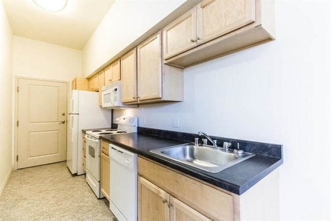 Building Photo - 825 W Spruce St