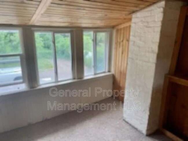 Building Photo - 2 bed 1 bath upstairs duplex for rent August 1st