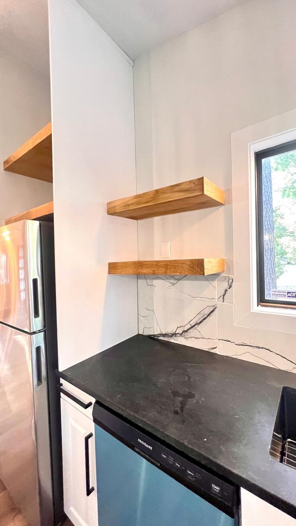 Building Photo - Stylish 2-Bed Carrboro Home with Private Patio