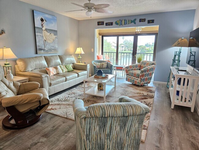 Building Photo - Seasonal Short-Term 2 Bedroom 2 Bathroom Second Floor Condo in Mission Lakes!