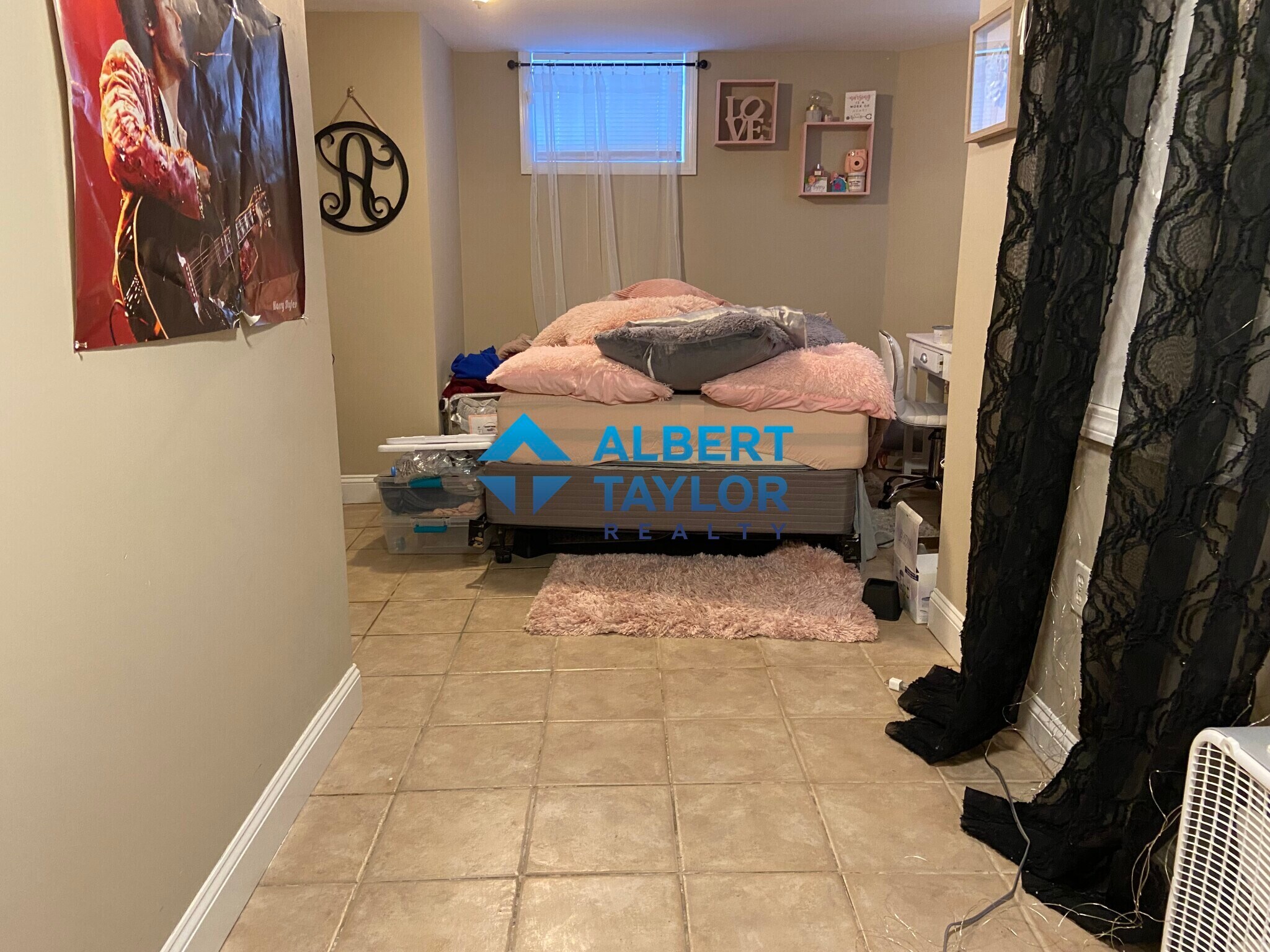 Building Photo - 8 Sunset St