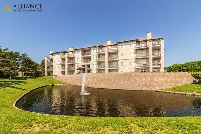 Building Photo - Great Location!