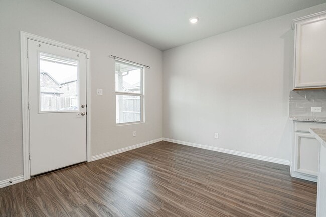 Building Photo - Stunning 3-bedroom, 2.5-bathroom with office.