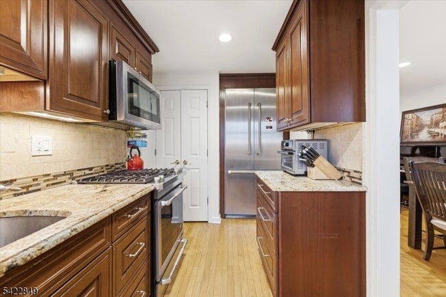 Building Photo - 260 Walnut St