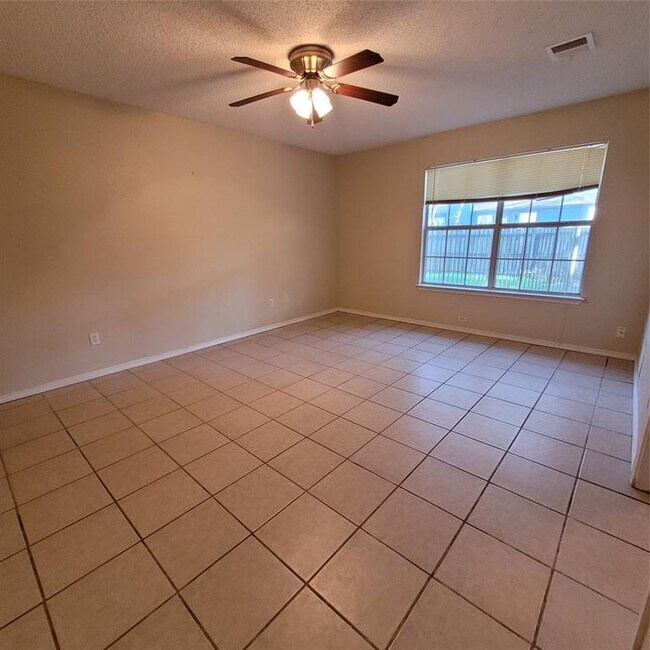 Building Photo - 1204 Cedar Oaks Dr