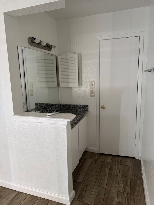 Building Photo - 6200 W Tidwell Rd