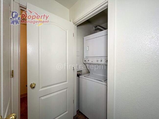 Building Photo - 5940 W Port Pl