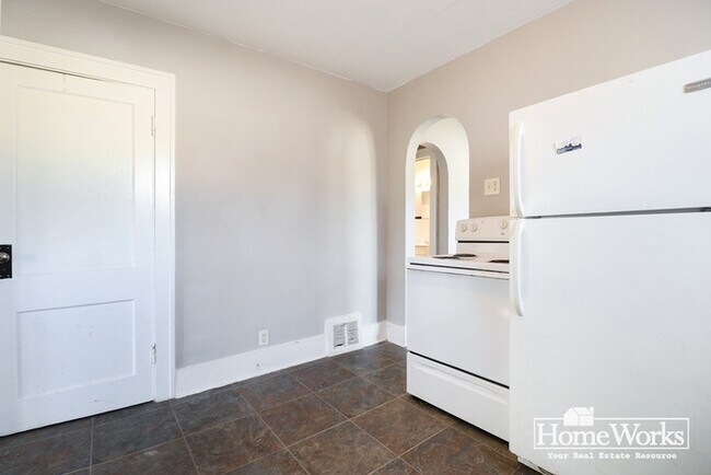 Building Photo - Adorable 2 Bedroom Home