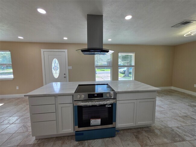 Building Photo - 2306 19th Ave N