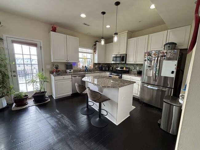 Building Photo - 3 Bedroom Townhome - Available March 1st!