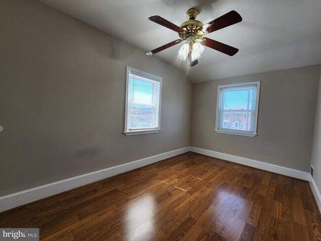 Building Photo - 1925 Ewald Ave