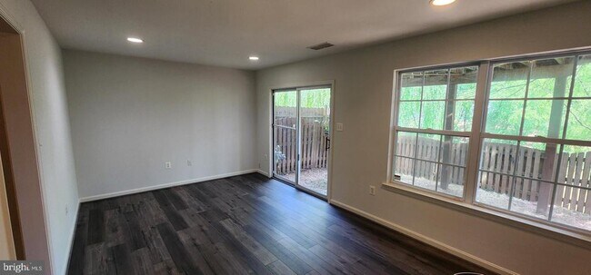 Building Photo - 45512 Lakemont Square