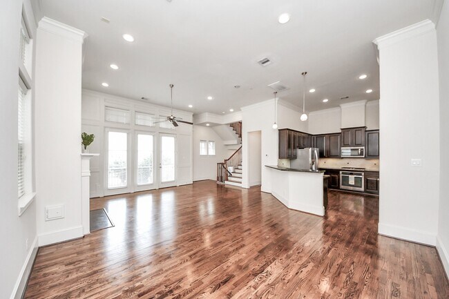Building Photo - 8926 Lakeshore Bend Dr