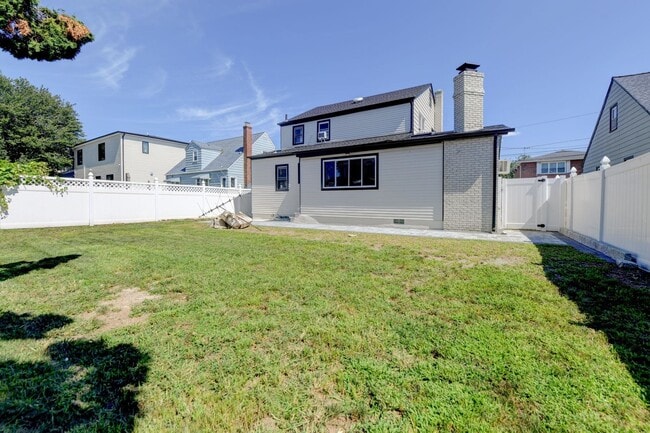 Building Photo - 815 3rd St