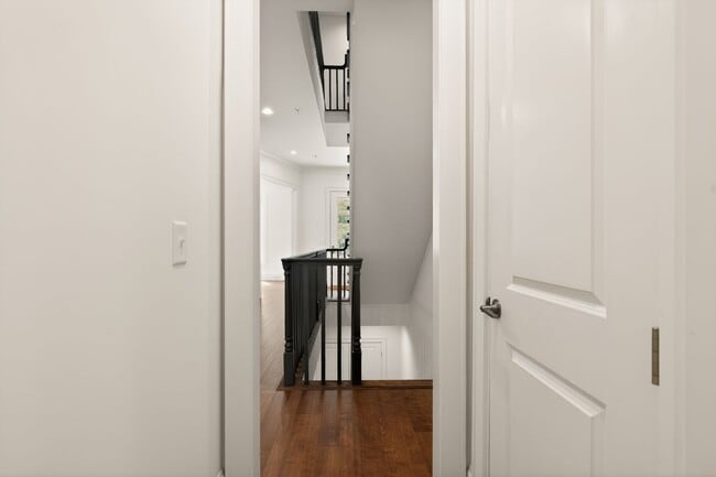 Building Photo - 4 bedroom 4.5 bath townhouse @ Midtown!