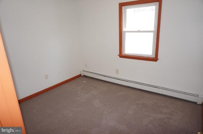 Building Photo - 250 E Chestnut St