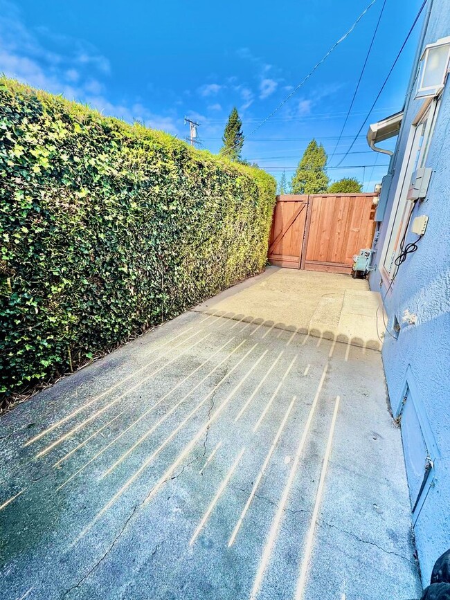 Building Photo - Castro Valley 2BD/1.5BA, 2 Story Duplex with Shared Garage