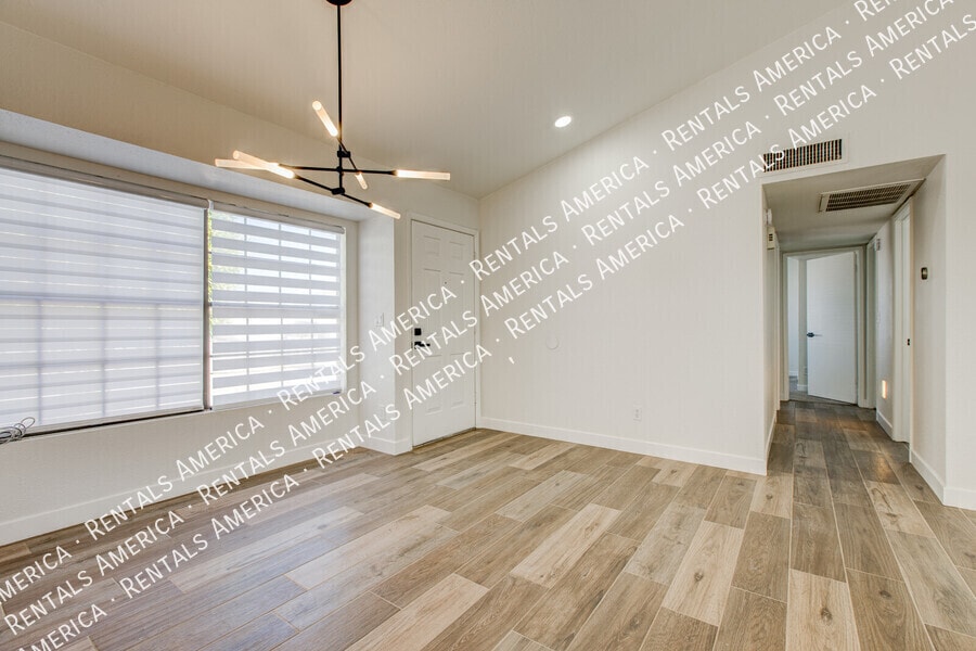 Building Photo - 819 W Ross Ave