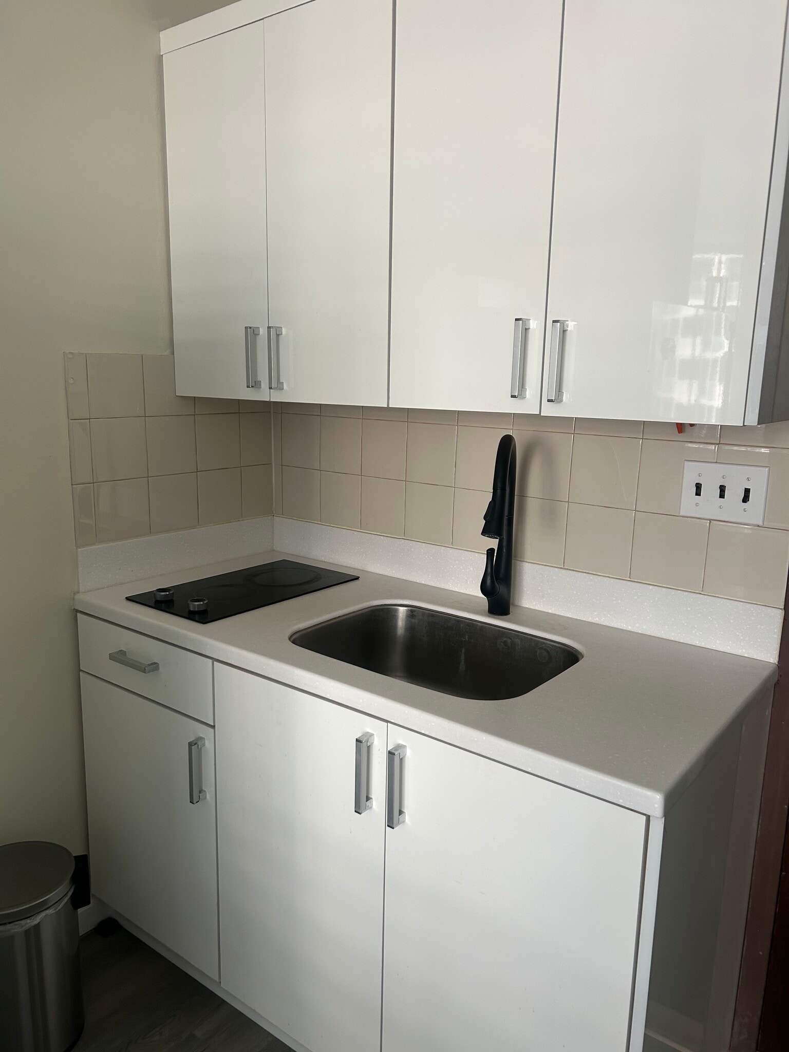 Kitchen cabinet - 1560 Kanunu St