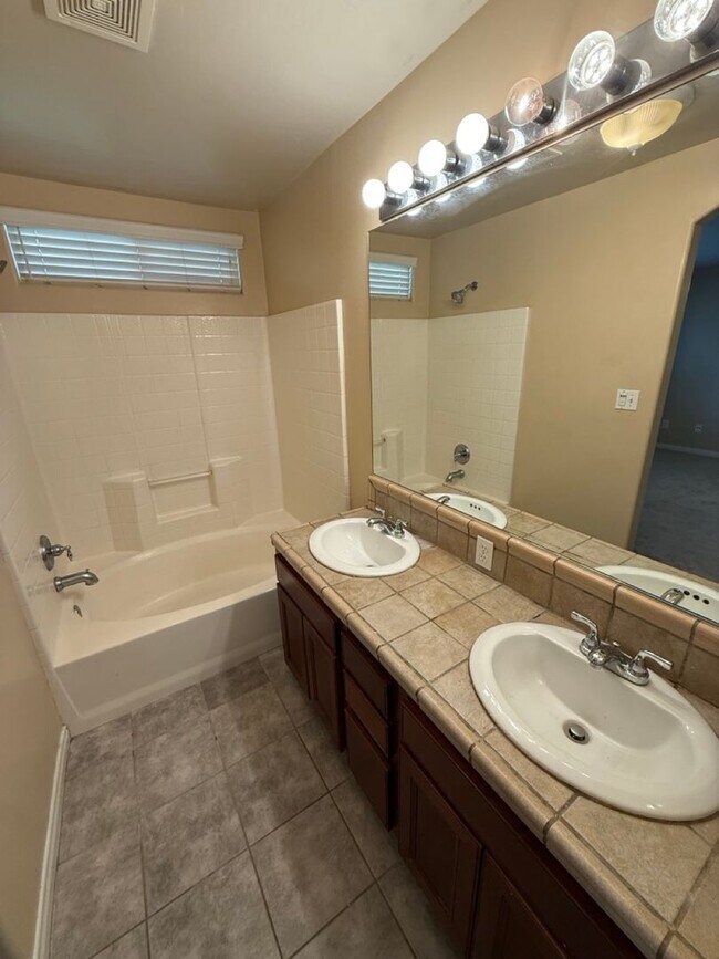 Building Photo - Charming 3-Bedroom Home in Southwest Bakersfield