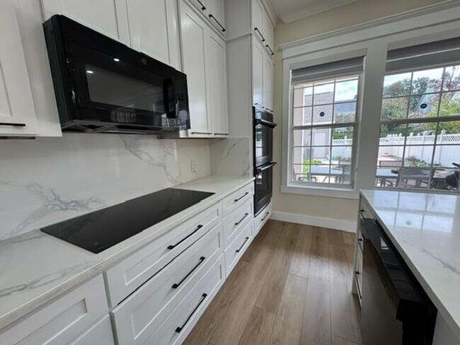 Building Photo - 4 Bedroom fully renovated Townhome in the Main Village of Celebration