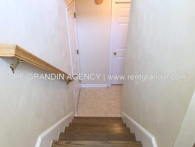 Building Photo - 1811 Meadows Ct