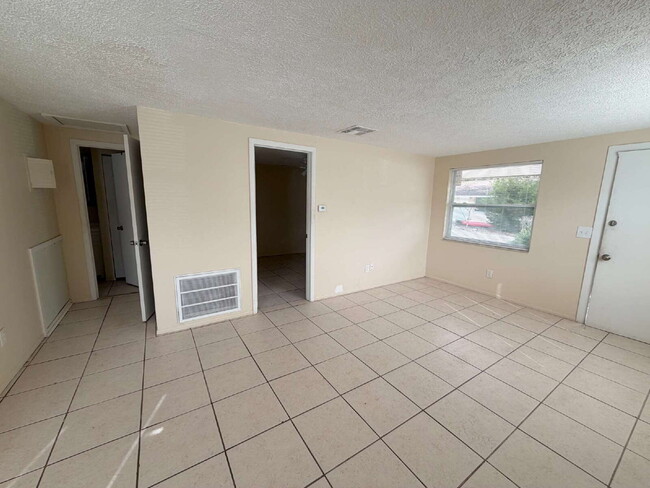 Building Photo - 1-Bed in Holiday, FL – Cozy 600 Sq Ft on Silver Spur Dr