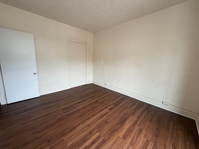 Building Photo - 722 Manor St