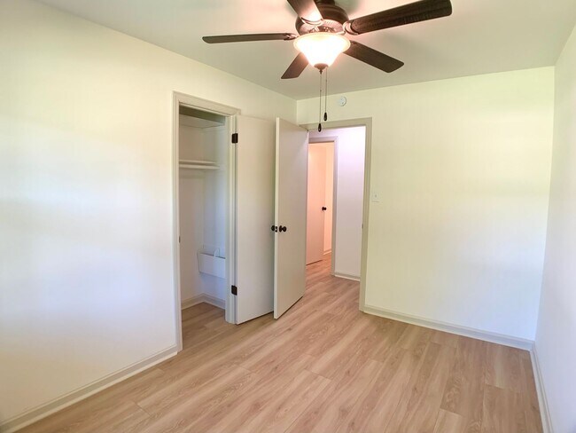 Building Photo - 427 Wayne Dr