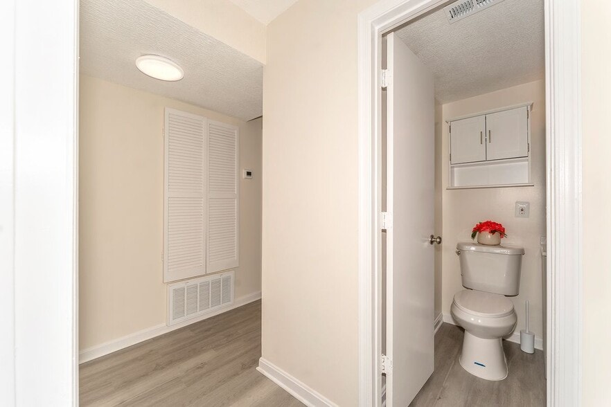 Building Photo - 14 Halley Pl SE