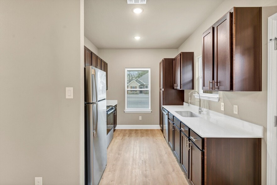 Building Photo - 404 Lake View St