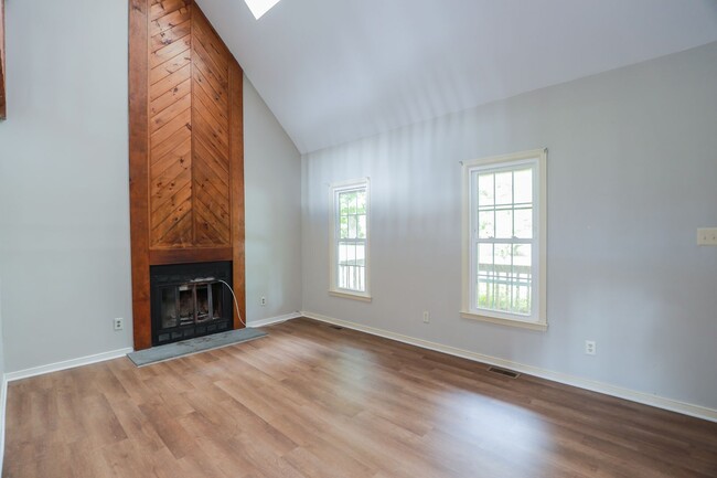 Building Photo - -- Available Now!  Spacious 4 Bed 2 Bath C...