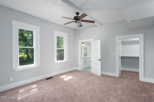 Building Photo - Beautiful 4-Bedroom, 3.5 Bathroom for Rent