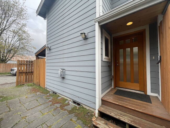 Building Photo - 6401 Flora Ave S