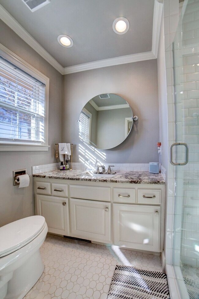 Building Photo - Available mid-August! Amazing mid-town gem...