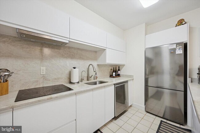 Building Photo - 1704 N Park Dr