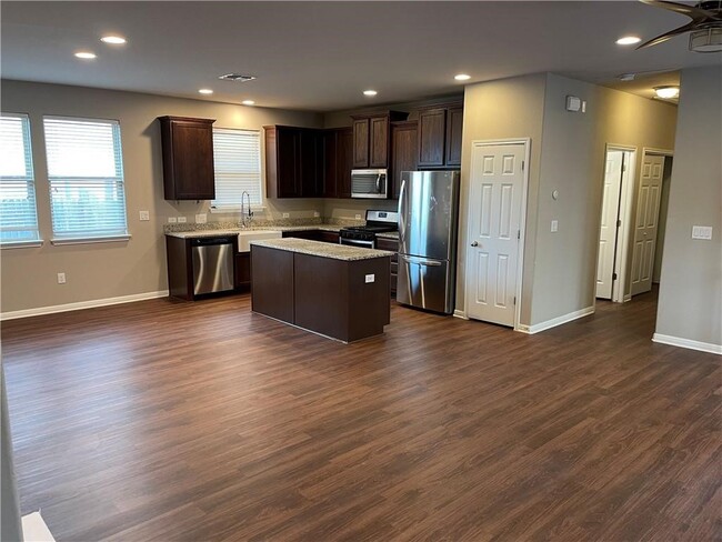 Building Photo - 303 Eagle Brook Ln