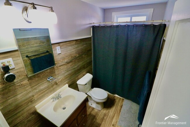 Building Photo - Beautiful Two Bedroom Home