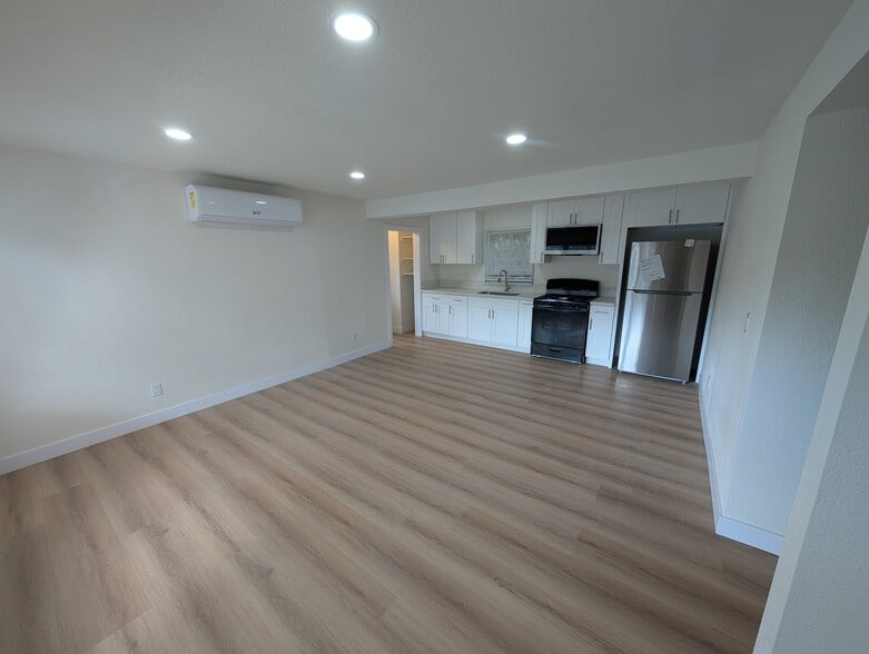 Building Photo - 827 Laveta Ter